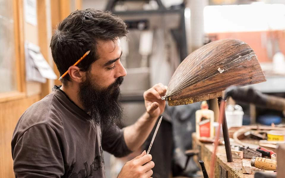 «Μην έχοντας την οικονομική ευχέρεια να αγοράσω έναν μπαγλαμά, επιχείρησα να τον φτιάξω μόνος μου» – Η ιστορία ενός οργανοποιού